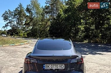Седан Tesla Model 3 2022 в Сарнах