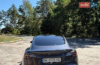 Седан Tesla Model 3 2022 в Сарнах