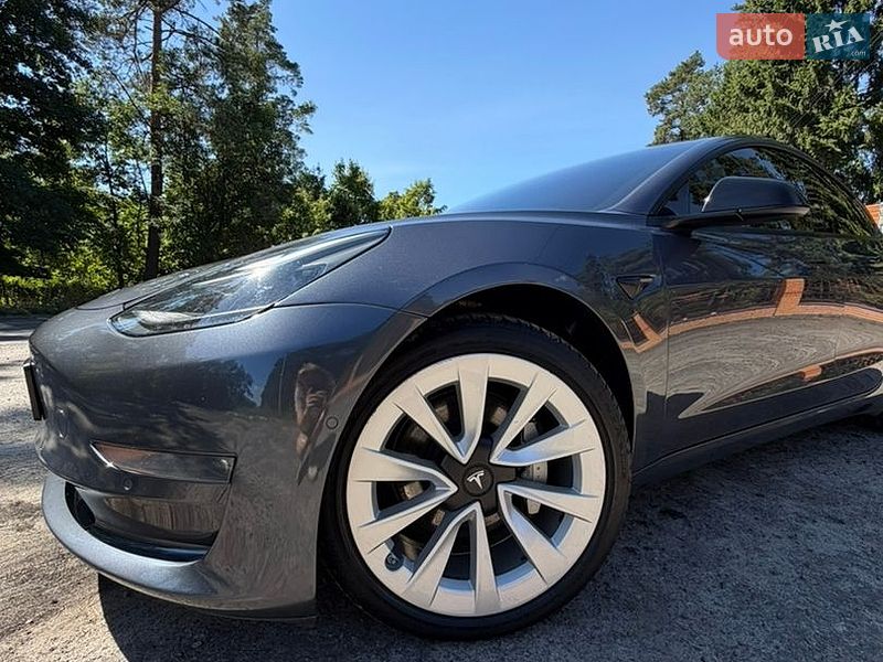 Седан Tesla Model 3 2022 в Сарнах