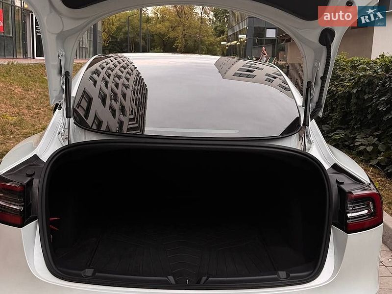 Седан Tesla Model 3 2020 в Львові