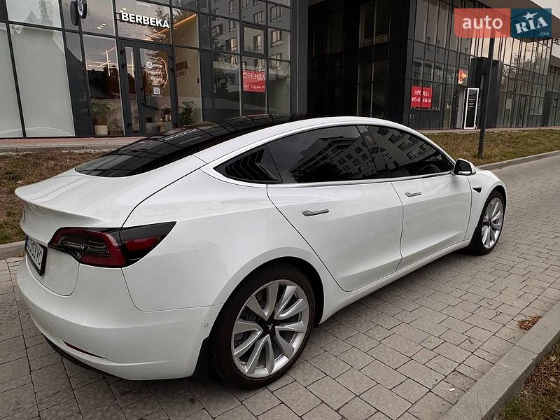 Седан Tesla Model 3 2020 в Львові