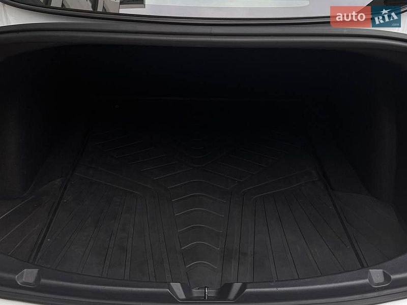 Седан Tesla Model 3 2020 в Львові