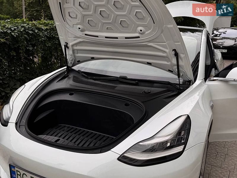 Седан Tesla Model 3 2020 в Львові
