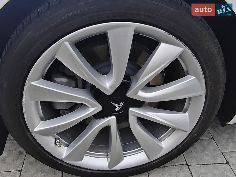 Седан Tesla Model 3 2020 в Львові