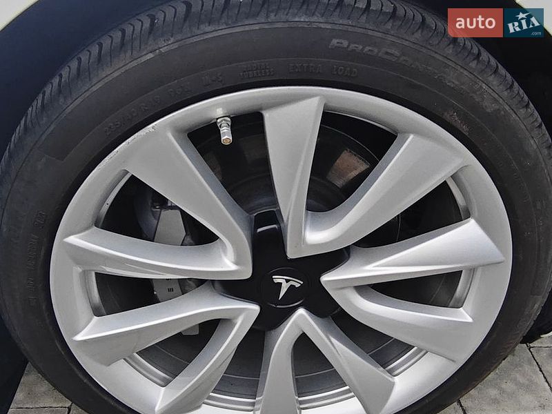 Седан Tesla Model 3 2020 в Львове