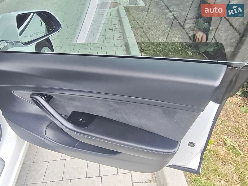 Седан Tesla Model 3 2020 в Львові