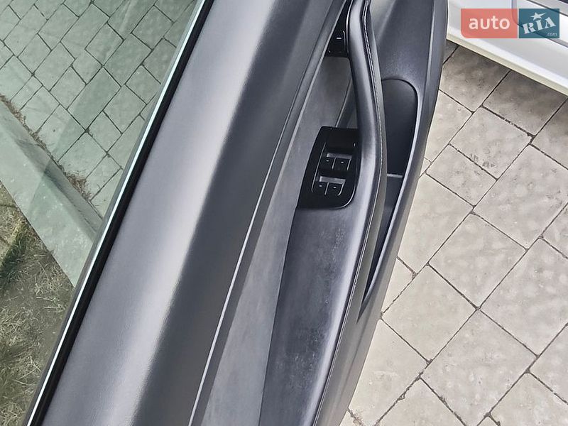 Седан Tesla Model 3 2020 в Львові