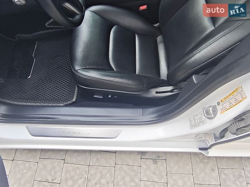 Седан Tesla Model 3 2020 в Львові