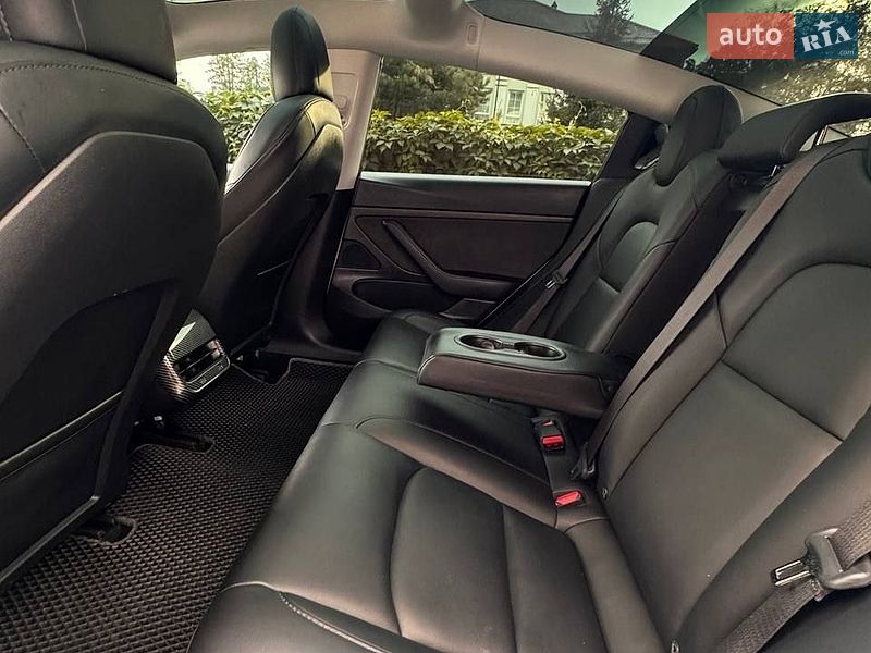 Седан Tesla Model 3 2020 в Львові