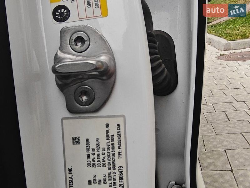Седан Tesla Model 3 2020 в Львові
