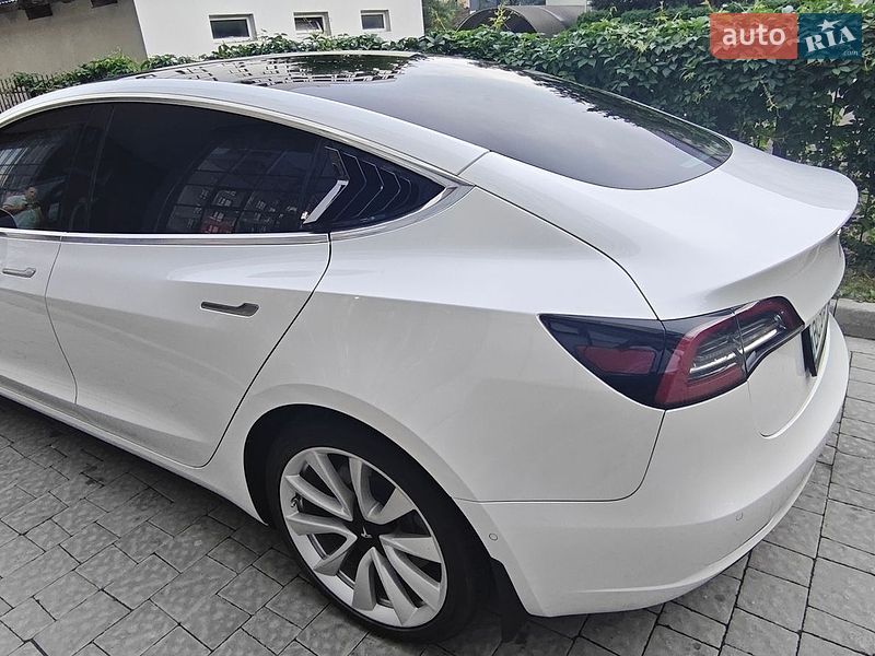 Седан Tesla Model 3 2020 в Львові