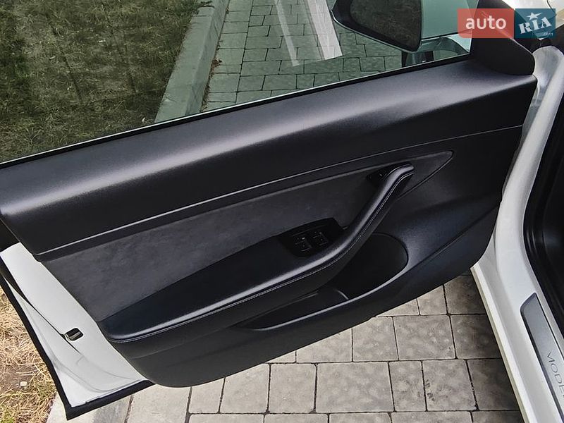 Седан Tesla Model 3 2020 в Львові