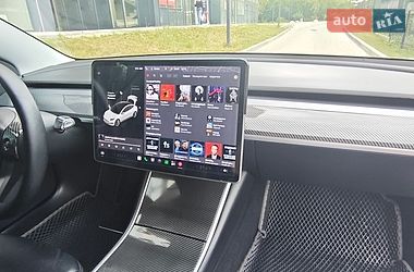Седан Tesla Model 3 2020 в Львові