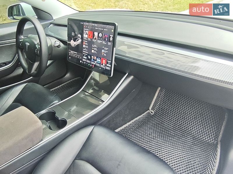 Седан Tesla Model 3 2020 в Львові