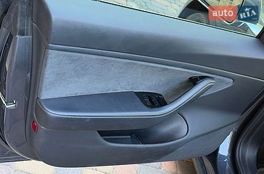 Седан Tesla Model 3 2019 в Ровно