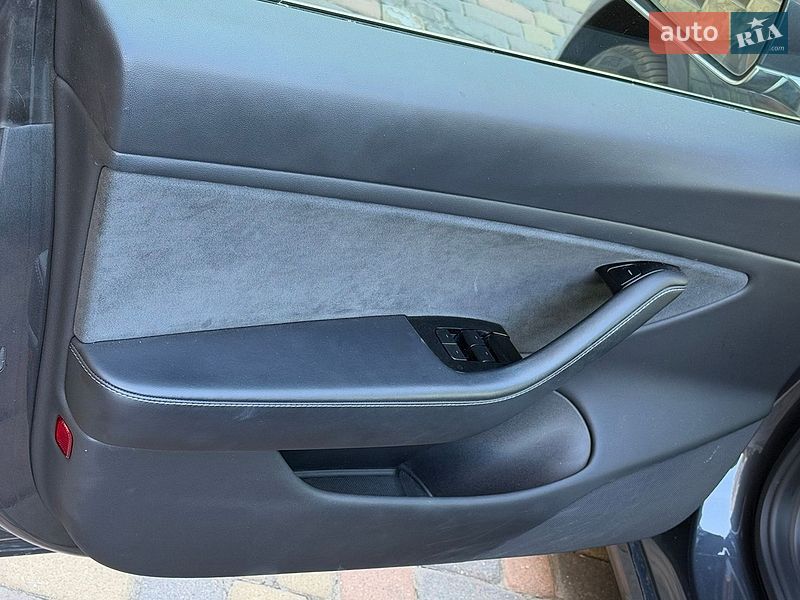Седан Tesla Model 3 2019 в Ровно