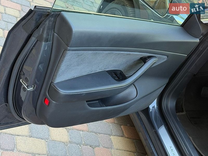 Седан Tesla Model 3 2019 в Ровно