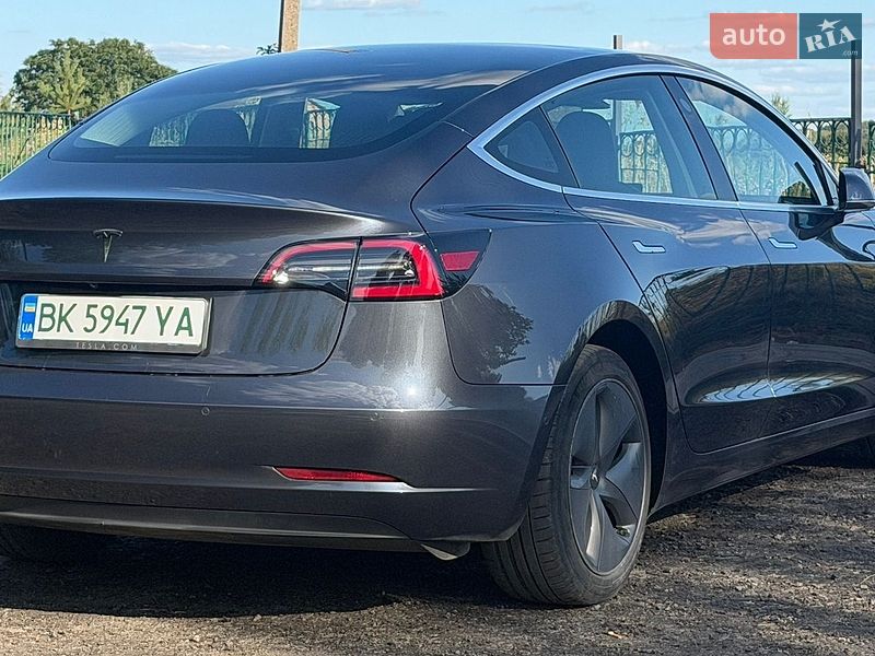 Седан Tesla Model 3 2019 в Ровно
