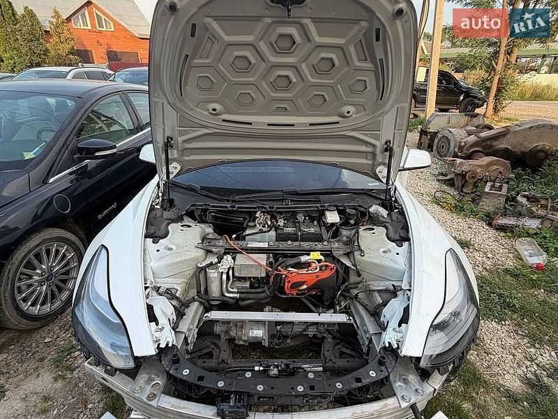 Седан Tesla Model 3 2021 в Львові