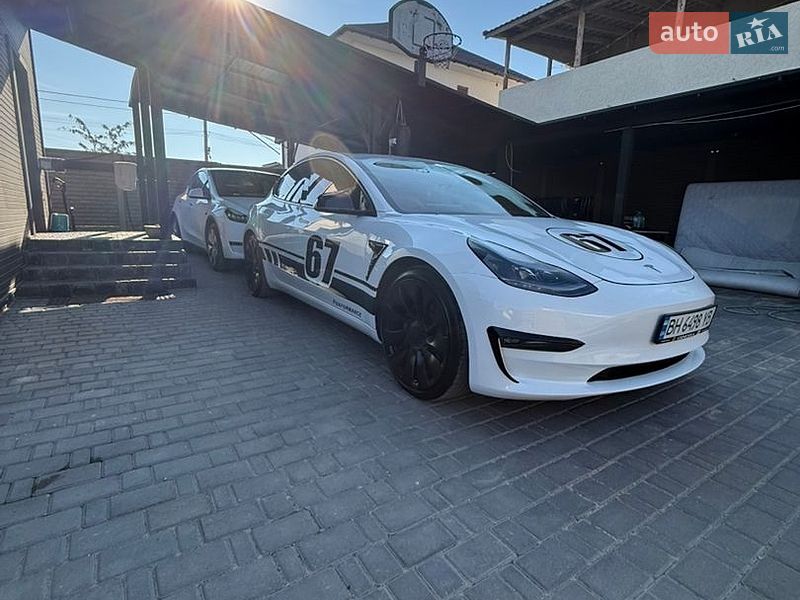 Седан Tesla Model 3 2023 в Одессе