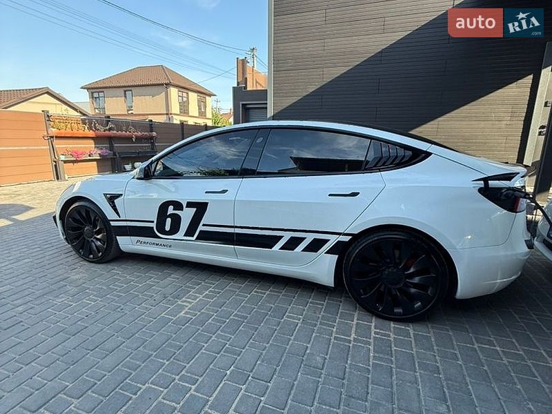 Седан Tesla Model 3 2023 в Одессе