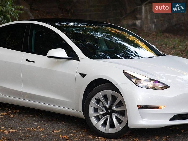 Седан Tesla Model 3 2022 в Киеве
