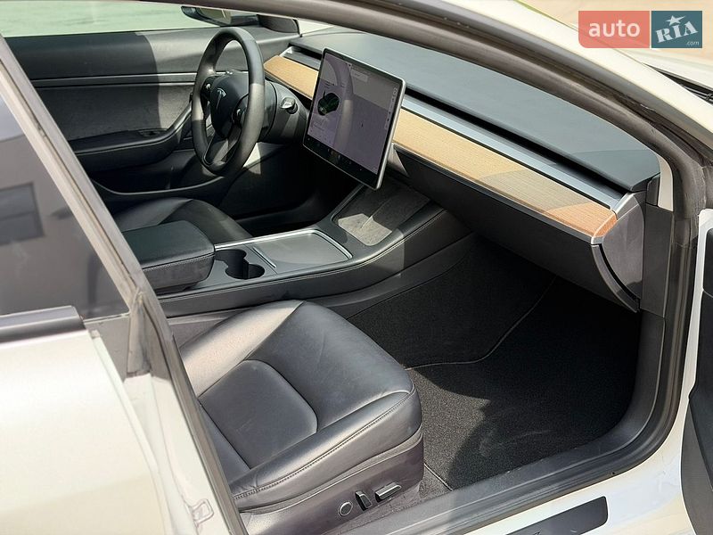 Седан Tesla Model 3 2021 в Луцке