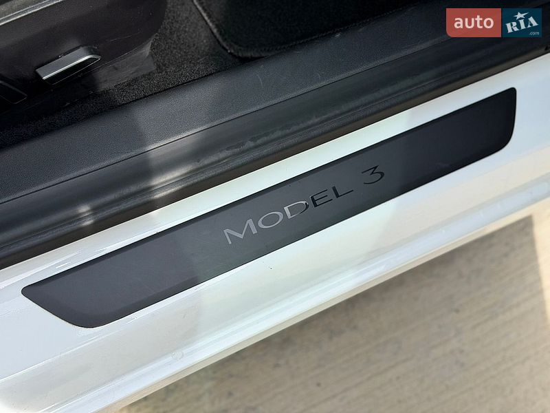 Седан Tesla Model 3 2021 в Луцке