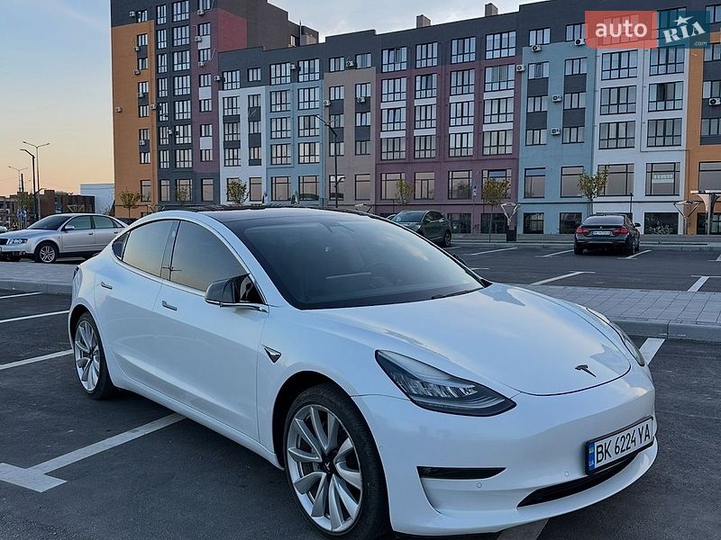 Седан Tesla Model 3 2019 в Ровно