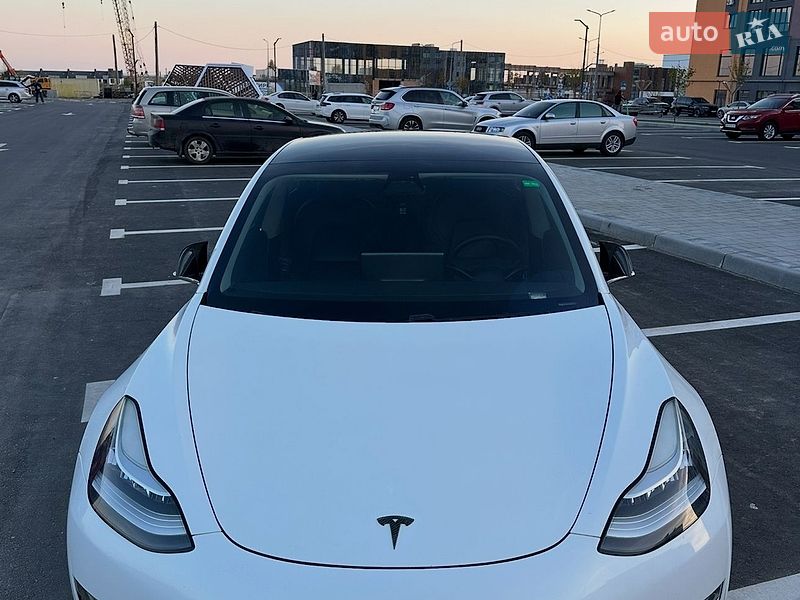 Седан Tesla Model 3 2019 в Ровно