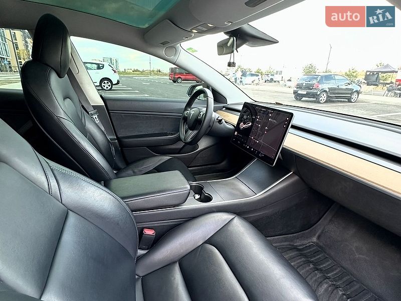 Седан Tesla Model 3 2019 в Ровно