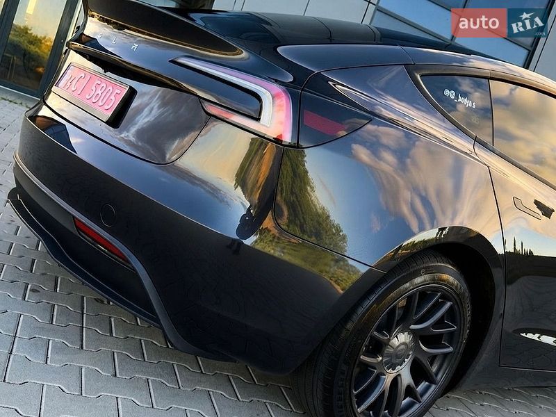 Седан Tesla Model 3 2025 в Черновцах