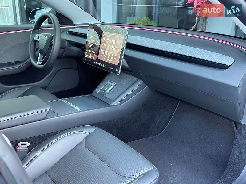 Седан Tesla Model 3 2025 в Черновцах