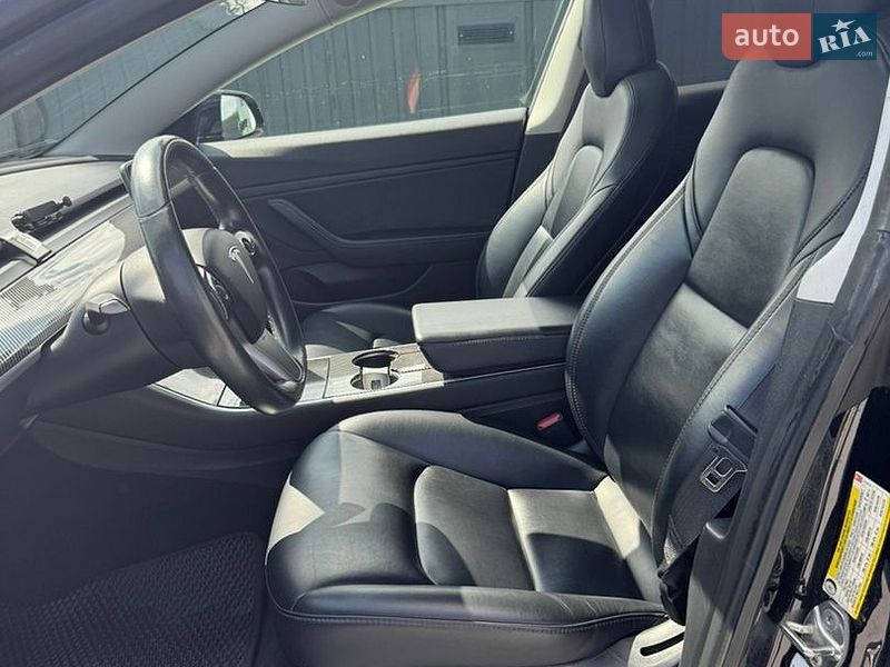 Седан Tesla Model 3 2019 в Киеве