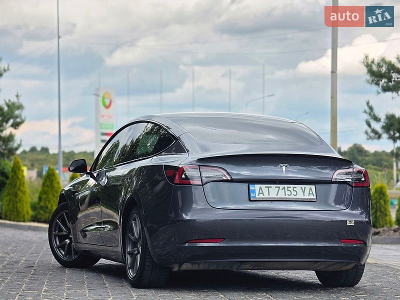 Седан Tesla Model 3 2018 в Львове
