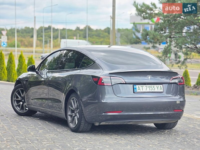 Седан Tesla Model 3 2018 в Львове