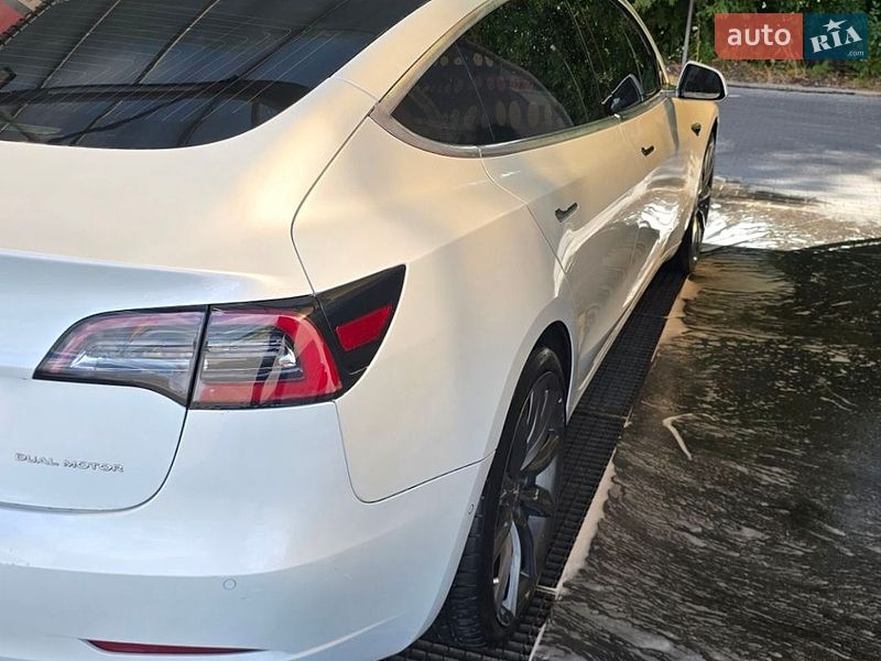 Седан Tesla Model 3 2020 в Луцьку
