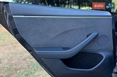 Седан Tesla Model 3 2024 в Черновцах