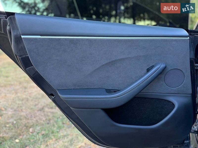 Седан Tesla Model 3 2024 в Черновцах