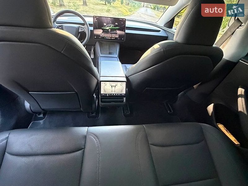 Седан Tesla Model 3 2024 в Черновцах