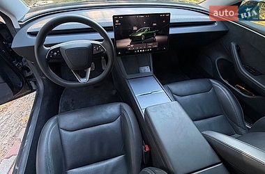 Седан Tesla Model 3 2024 в Черновцах