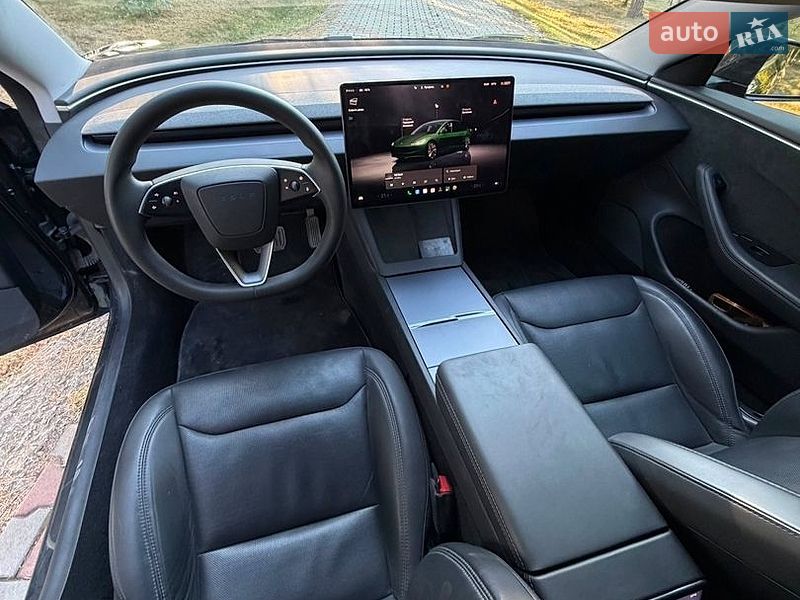 Седан Tesla Model 3 2024 в Черновцах
