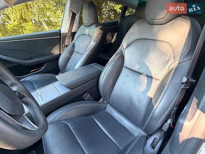 Седан Tesla Model 3 2024 в Черновцах