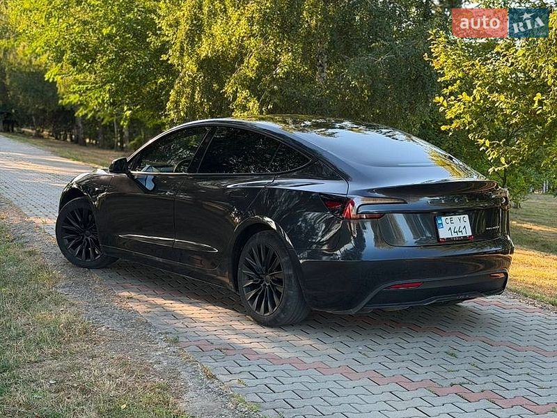 Седан Tesla Model 3 2024 в Черновцах