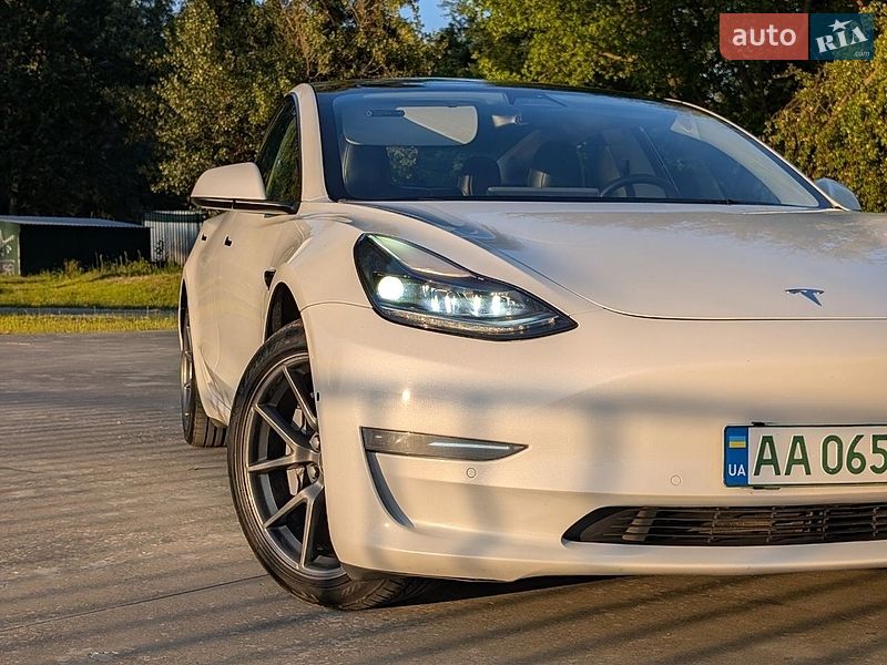 Седан Tesla Model 3 2022 в Киеве