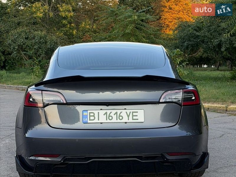 Седан Tesla Model 3 2019 в Кременчуці