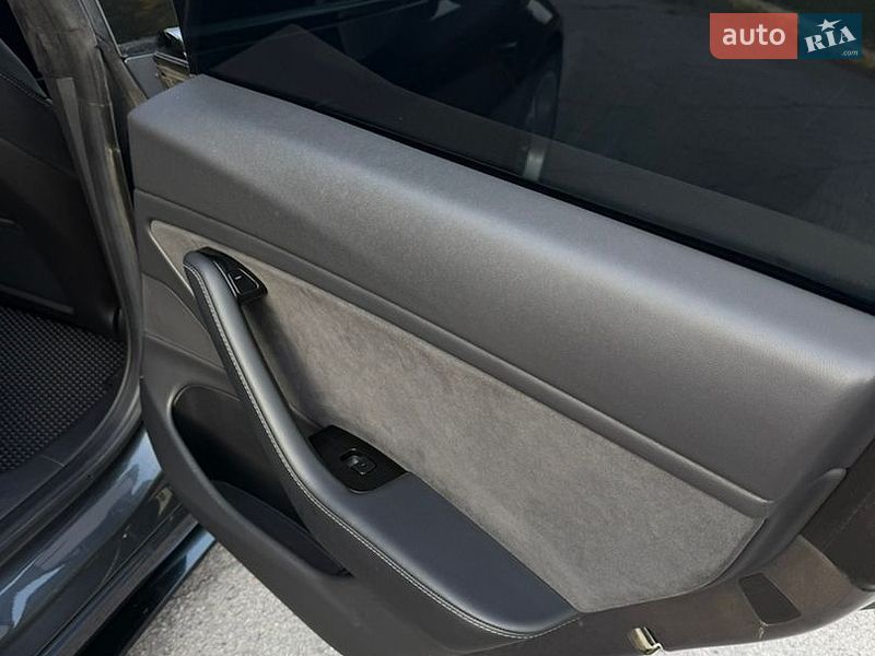 Седан Tesla Model 3 2019 в Кременчуці