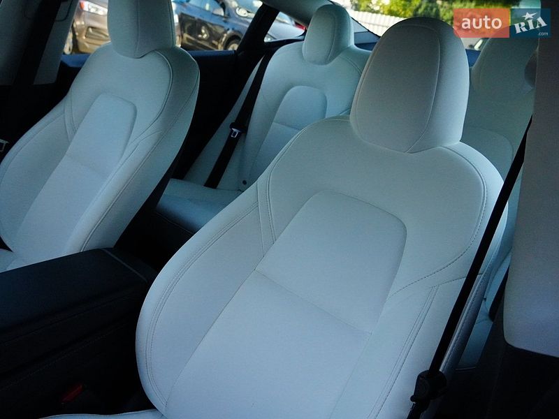 Седан Tesla Model 3 2024 в Дрогобичі