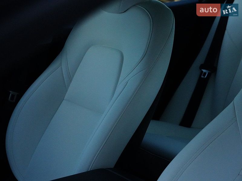Седан Tesla Model 3 2024 в Дрогобичі