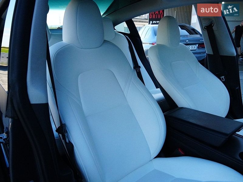Седан Tesla Model 3 2024 в Дрогобичі